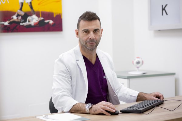 Consulta del Doctor Álvaro de Casas para operación de cataratas en Murcia