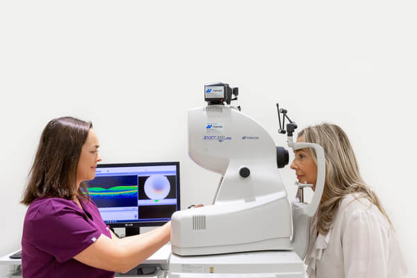 Pedir cita para operación de cataratas con el Doctor Álvaro de Casas